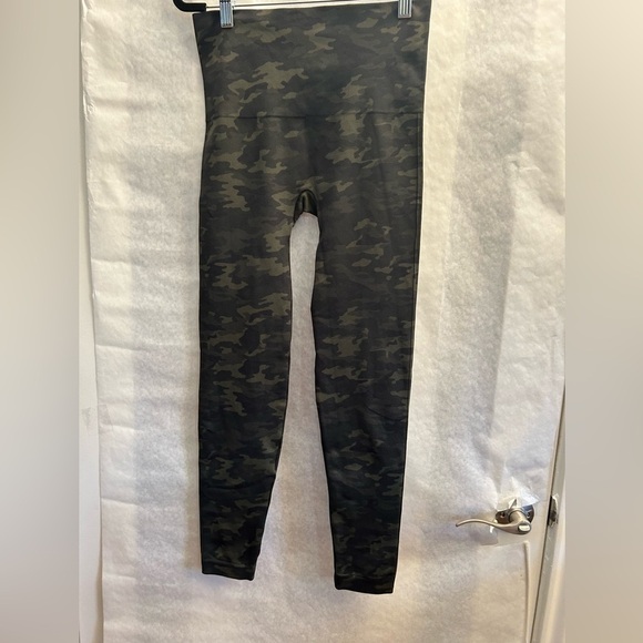 SPANX Green and Black camo Leggings with Form-Fitting Stretch Sz-L. T14 - Picture 4 of 12